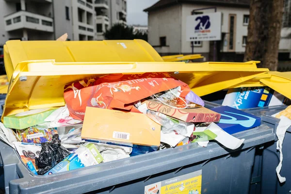 French street in Paris with dumpsters full with paper — Stock Photo, Image