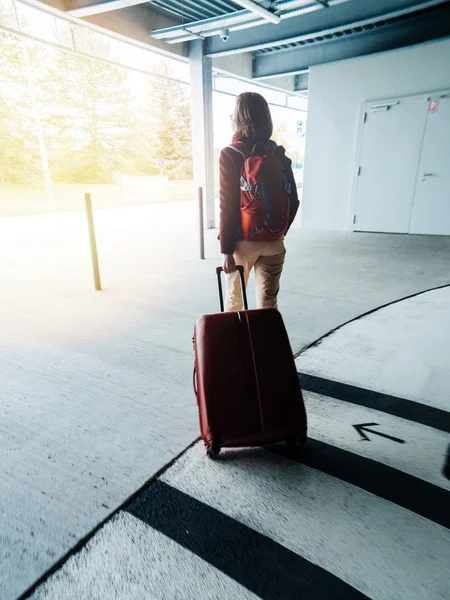 Mujer con salida de equipaje estacionamiento del aeropuerto a la terminal — Foto de Stock