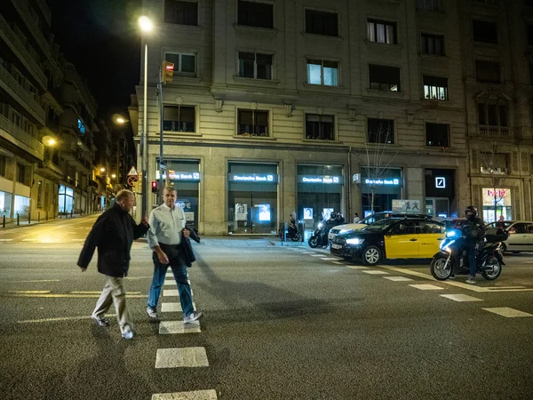 Male seniors crossing street at night in Barcelona — Stock Photo, Image