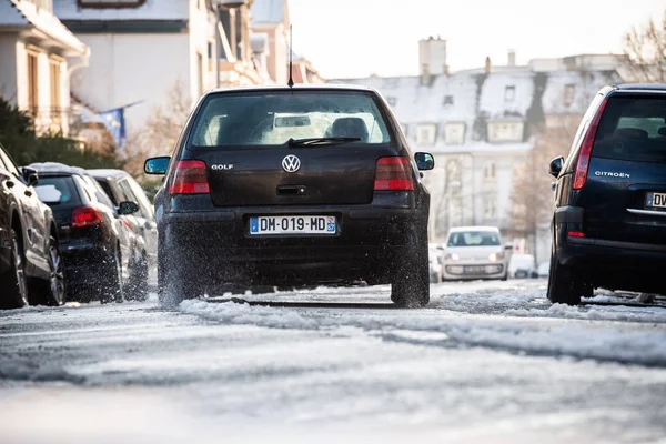 Автомобіль, водіння в Страсбурзі на засніжених дороги — стокове фото