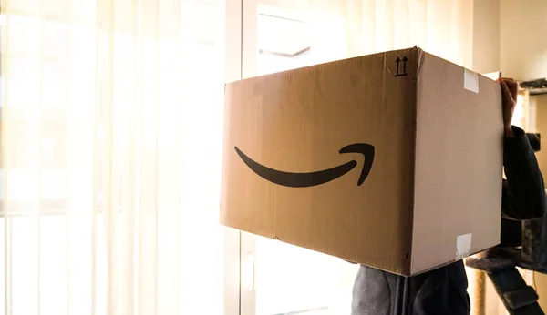Femme tenant grand Amazon Prime carton de colis — Photo