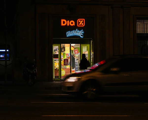 Silhouette uomo di fronte al supermercato Dia Barcelona Sapin — Foto Stock