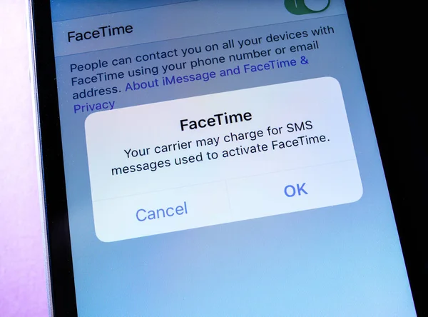 Apple iphone Xs Facetime aktiválás keresztül Sms-díjak — Stock Fotó