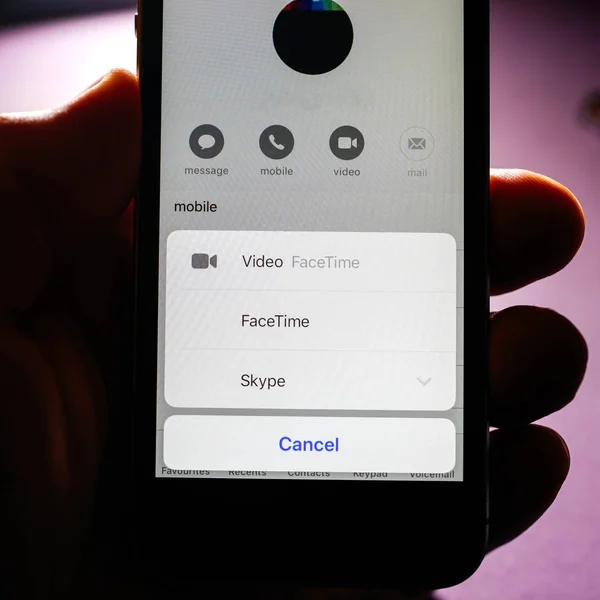 Apple の iphone の Facetime で Xs — ストック写真