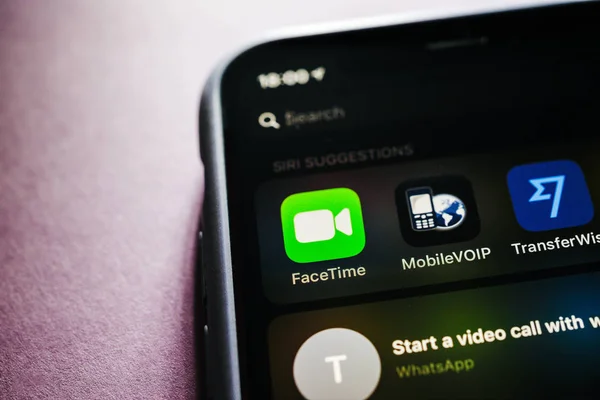 Facetime, Mobil VoIP ve Transferwise apps ile Apple iphone Xs — Stok fotoğraf