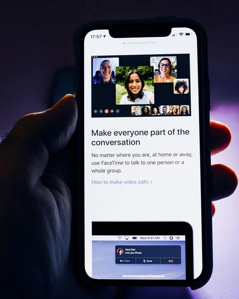 Apple iPhone XS with FaceTime everyone part of the conversation — Stock Photo, Image