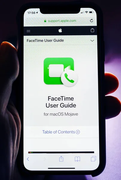 Apple iPhone XS avec FaceTime utilisateur guid dans les mains des hommes — Photo