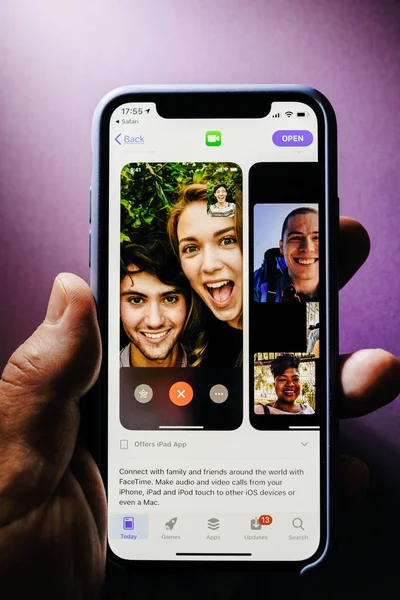 Apple iPhone XS with FaceTime app in App Store — Stock Photo, Image