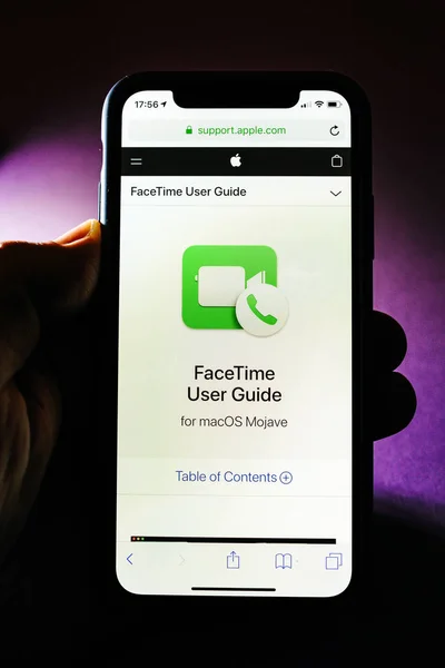 Apple iPhone XS avec FaceTime utilisateur guid dans les mains des hommes — Photo