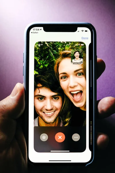 Apple iPhone XS with FaceTime app in App Store — Stock Photo, Image