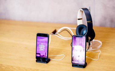 İphone 8 Beats Studio 3 kulaklık yanında elma bilgisayar iphone Xs