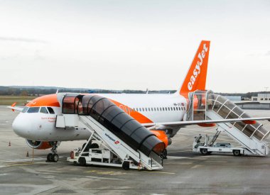 Airbus A319-111 Hb-Jyj asfalt Easyjet havayolları tarafından işletilen