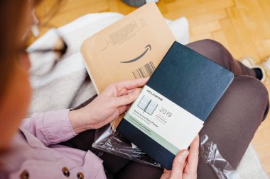 Moleskine haftalık dikey günlüğü kadının elinde