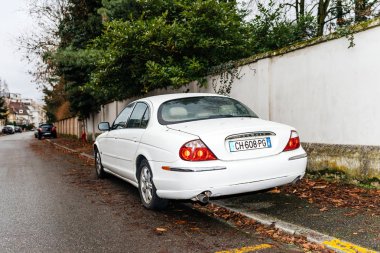 Strasbourg, Fransa - Jan 1, 2019: Arkadan görünüş beyaz lüks Jaguar limuzinin köknar ağacının altında bir sokakta park edilmiş