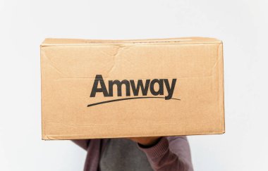 Amway teslim parsel tutan kadın