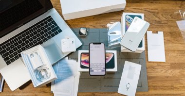 Paris, Fransa - 21 Eylül 2018: Apple fan çocuk unboxing son yeni Apple Iphone Xs Max ve Xs amiral gemisi smartphone cep telefonu modeli Ekle wi-fi parola unboxing Apple bilgisayarlar aksesuarları