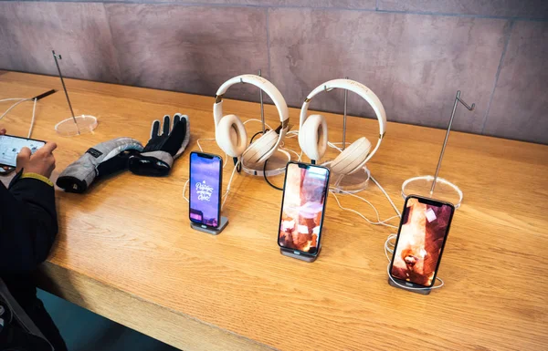 Υπολογιστές της Apple iphone Xs δοκιμή στο Apple Store ακουστικά Beats από τον Dr Dre — Φωτογραφία Αρχείου