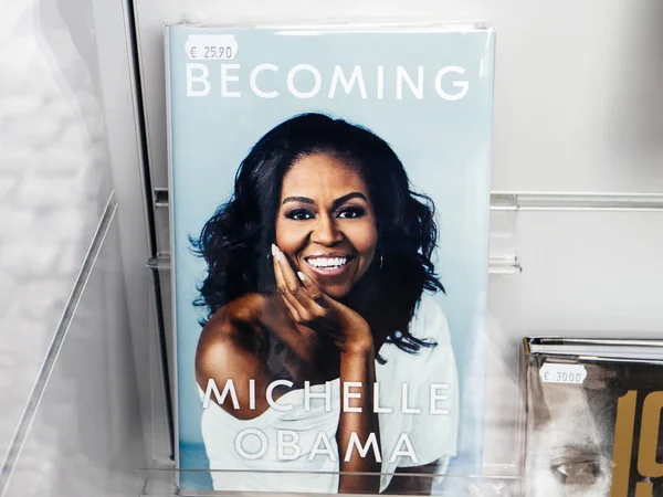 Buchladen-Stand mit dem Cover der autobiografischen Memoiren von Michelle Obama — Stockfoto