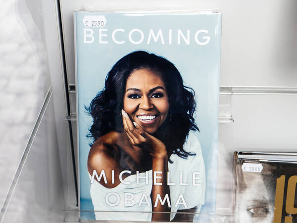  Boockstore stand with cover of Becoming Michelle Obama the autobiographical memoir 