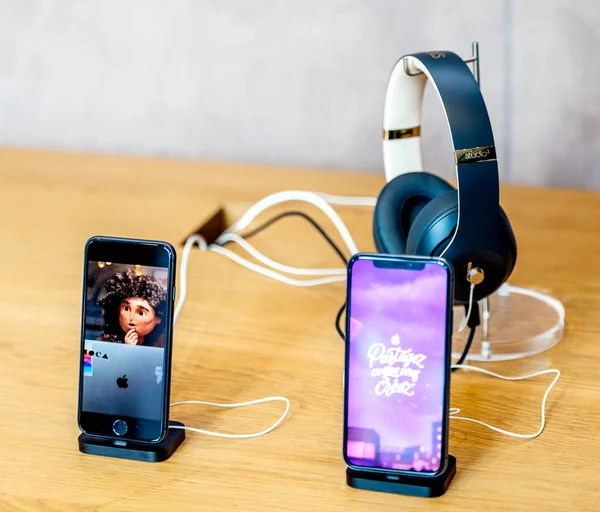 Počítače Apple iphone Xs vedle sluchátka Beats Studio 3 iphone 8 — Stock fotografie
