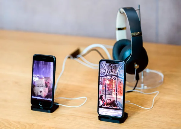 Apple Computers iPhone XS junto a los auriculares iPhone 8 Beats Studio 3 —  Fotos de Stock