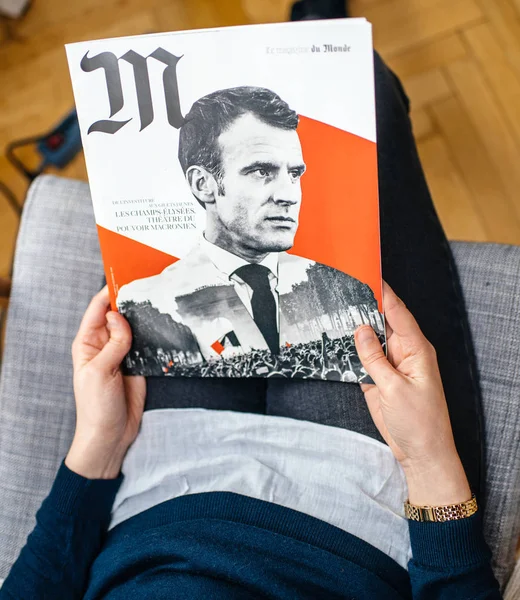 M le magazine du monde Emmanuel Macron kobieta czyta — Zdjęcie stockowe