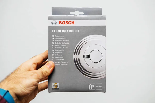 Bosch Ferion 1000 o rökdetektor paketet i handen — Stockfoto