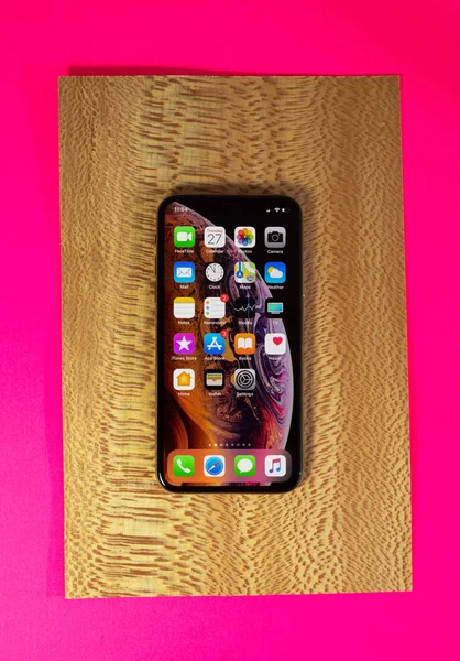 Apple iphone Xs Zářivé fuchsie pozadí — Stock fotografie