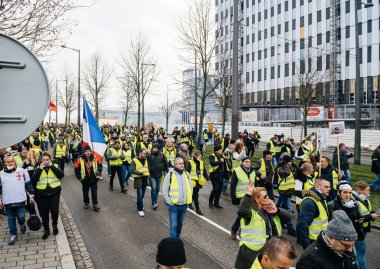 Protestocu Fransa Strasbourg Sarı yelek olarak yükseltilmiş görünümü