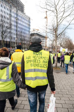 Hayır Gilets Jaunes Sarı yelek kitabe Brüksel tarafından dayatılan reformlar 