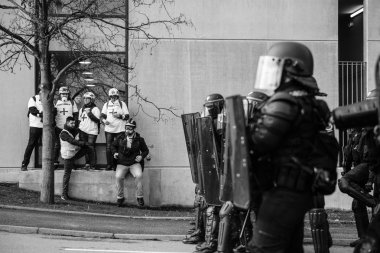 Yan görünümü polis memurları tugay Anti-Criminalite de la polis Nationale silahlı
