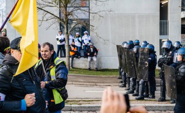 Tugay Anti-Criminalite Bac insanlarla ön - yan görünüm