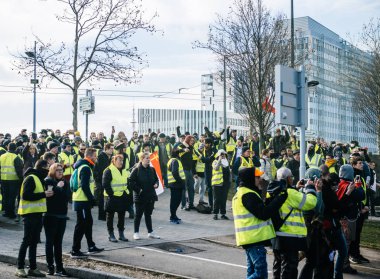 Strasbourg Fransa Avrupa Parlamentosu insanlar Gilets Jaunes veya sarı yelek protesto 