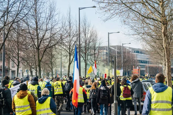 Zárt stgreet emberek Gilets Jaunes vagy sárga mellény tiltakozás, Strasbourg, Franciaország — Stock Fotó