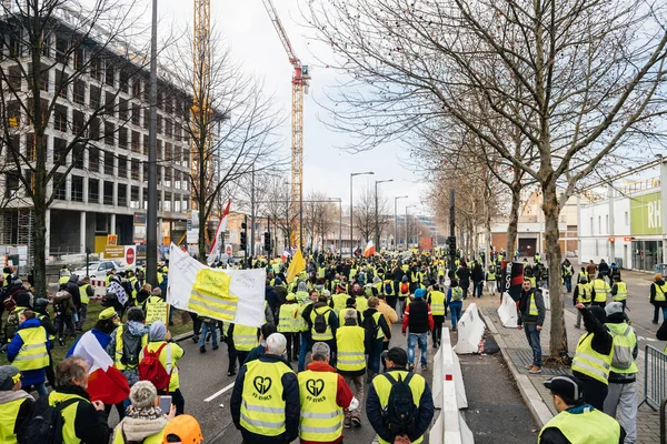 Vista elevada de los manifestantes en Francia Estrasburgo chalecos amarillos — Foto de Stock