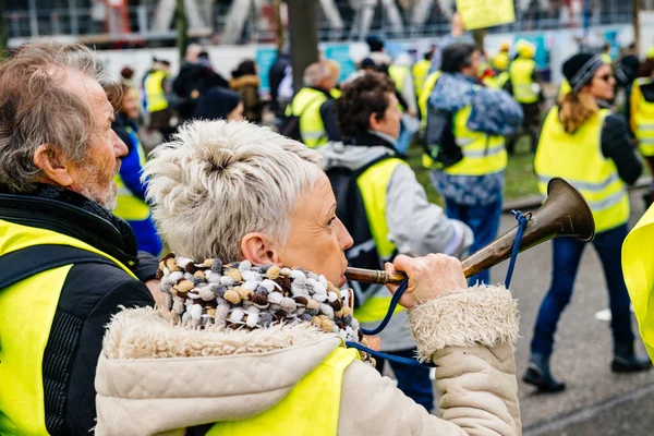 Mujer adulta haciendo ruido desde cuerno — Foto de Stock