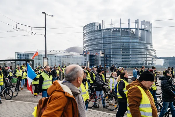 Αντικυβερνητικές διαδηλώσεις μπροστά από το Ευρωπαϊκό Κοινοβούλιο — Φωτογραφία Αρχείου