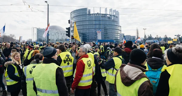Chalecos amarillos protestando en Estrasburgo frente al Parlamento Europeo — Foto de Stock