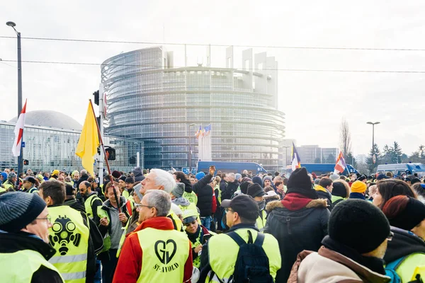 Sárga mellényt, a strasbourgi Európai Parlament előtt tiltakoznak — Stock Fotó