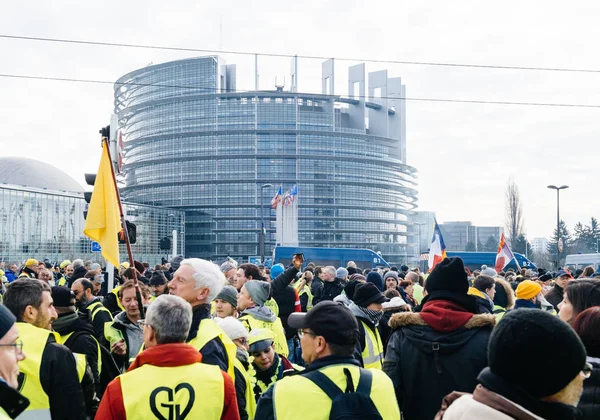 Yellow vests protesting in Strasbourg in front of European Parliament — Stock Photo, Image