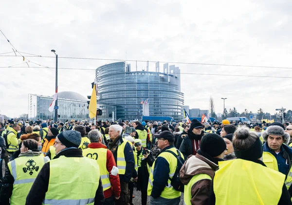 Sárga mellényt, a strasbourgi Európai Parlament előtt tiltakoznak — Stock Fotó