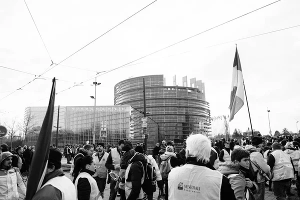Gente Gilets Jaunes o chaleco amarillo protestan Parlamento Europeo — Foto de Stock