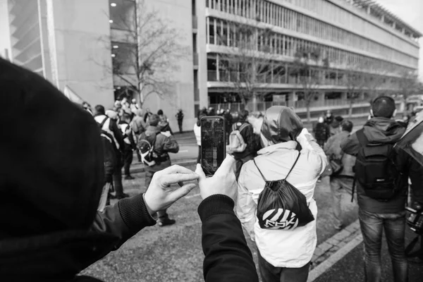 Человек в маске фотографируется во время протеста во Франции — стоковое фото