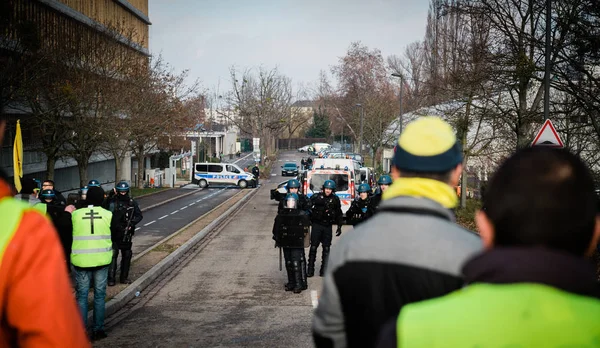 Gilets Jaunes Colete Amarelo manifestação pessoas vs polícia — Fotografia de Stock