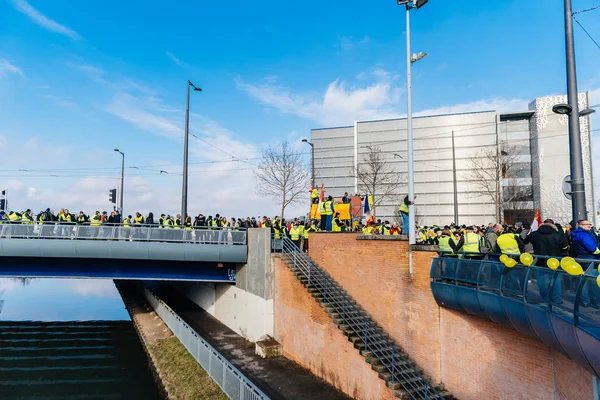 Pont Joseph Bech durante la protesta de Gilets Jaunes chaleco amarillo — Foto de Stock