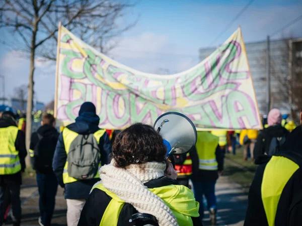 Mujer gritando en megáfono protesta Francia —  Fotos de Stock