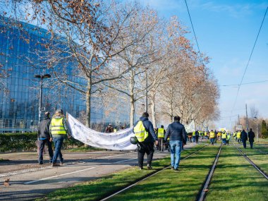 İnsanlar Gilets Jaunes veya sarı yelek protesto Strasbourg Fransa 