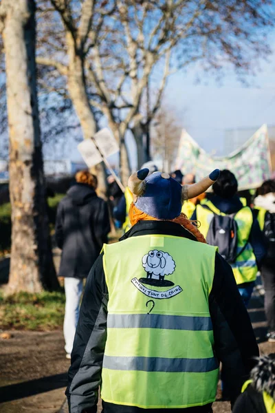 Personer Gilets Jaunes eller gul väst protest i Strasbourg Frankrike — Stockfoto