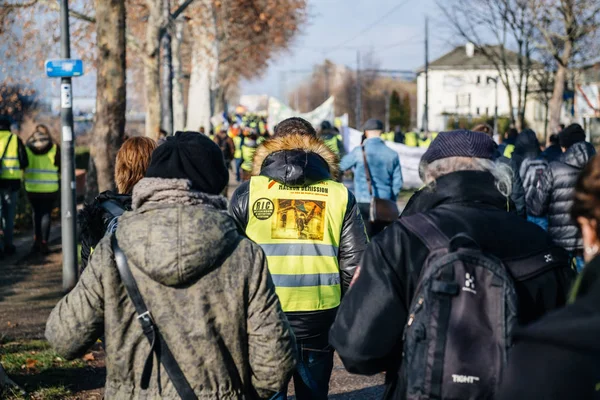 Menschen gilets jaunes oder Gelbwesten protestieren in Straßburg Frankreich — Stockfoto