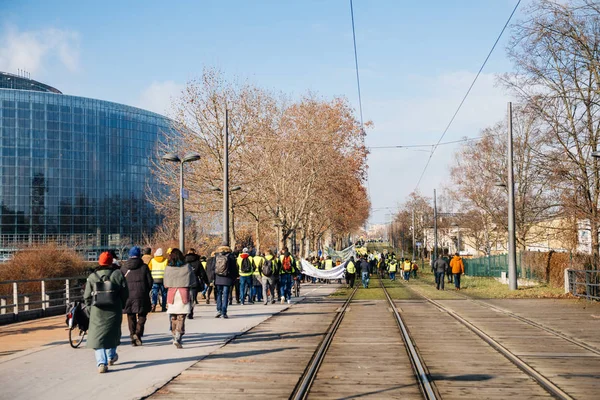 Emberek Gilets Jaunes vagy sárga mellény tiltakozás, Strasbourg, Franciaország — Stock Fotó